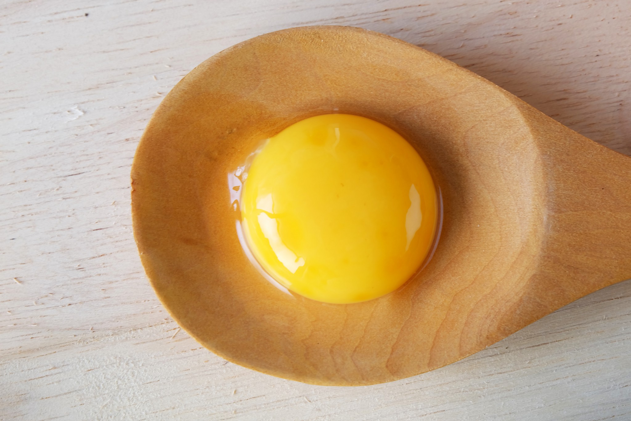 Маска с яичным желтком. Яичный желток. Желток куриного яйца. Куриный желток. Сырое яйцо.