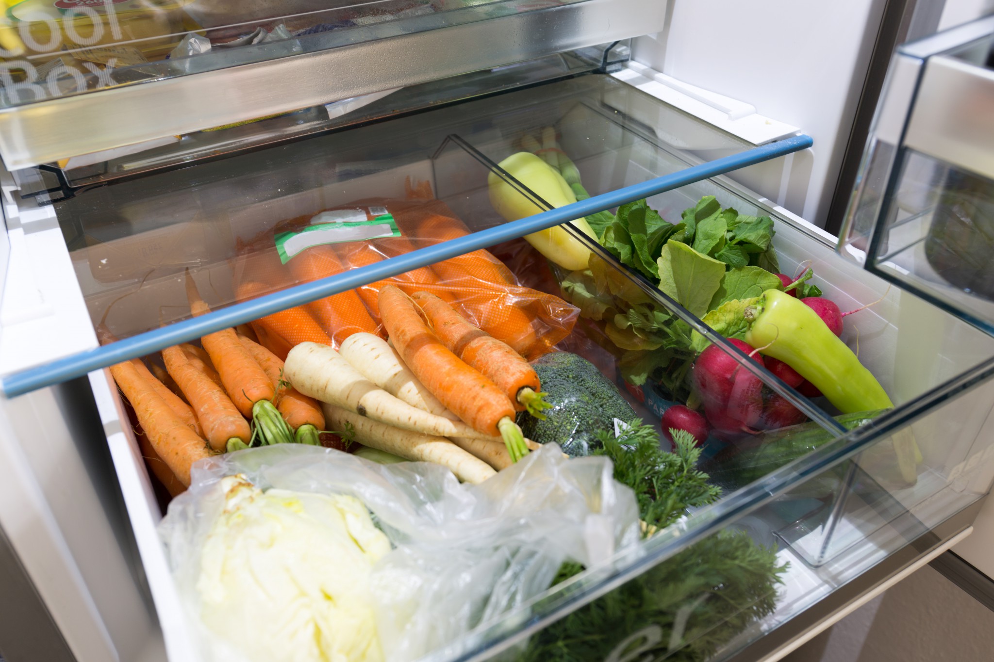Качество хранения овощей. Хранение моркови в холодильнике. Хранение овощей в холодильнике. Холодильник для овощей. Фрукты в холодильнике.