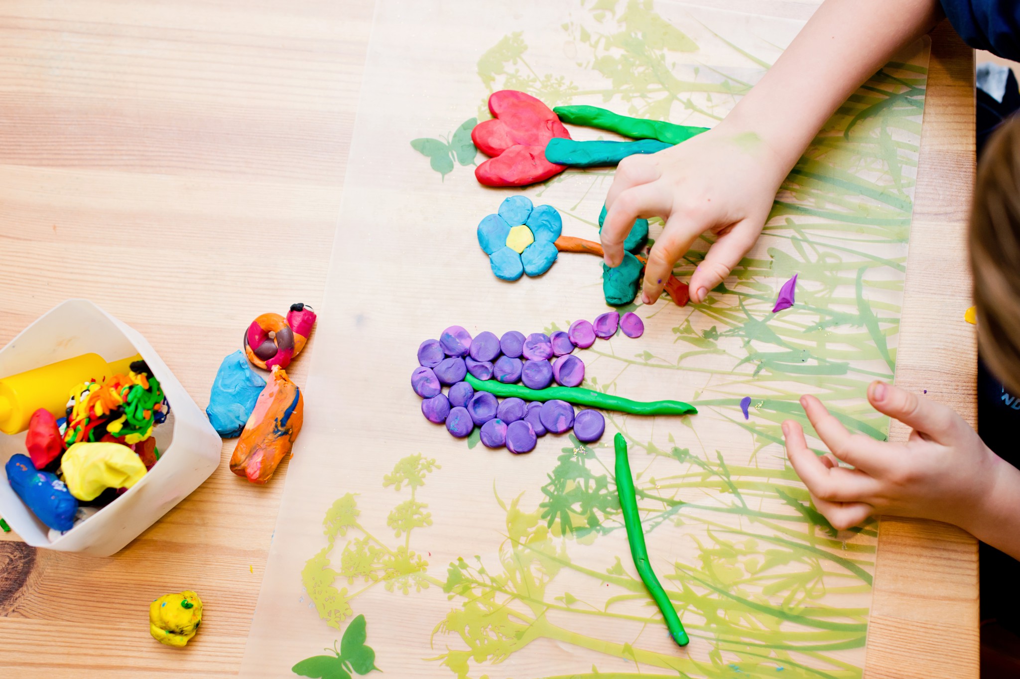 Игры для детей руками 7 лет. Творческие занятия для детей. Дети творчество. Интересные занятия для детей. Пластилин для дошкольников.