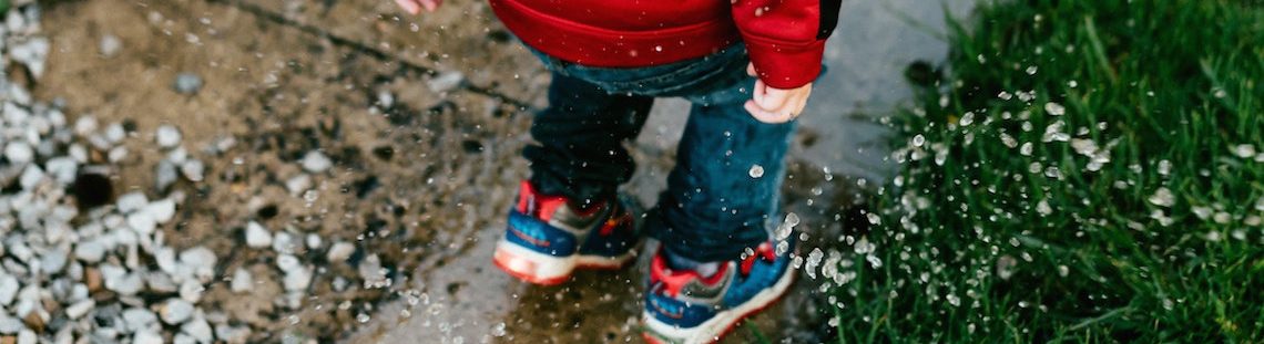 Regen? Zo bescherm je je schoenen tegen watervlekken